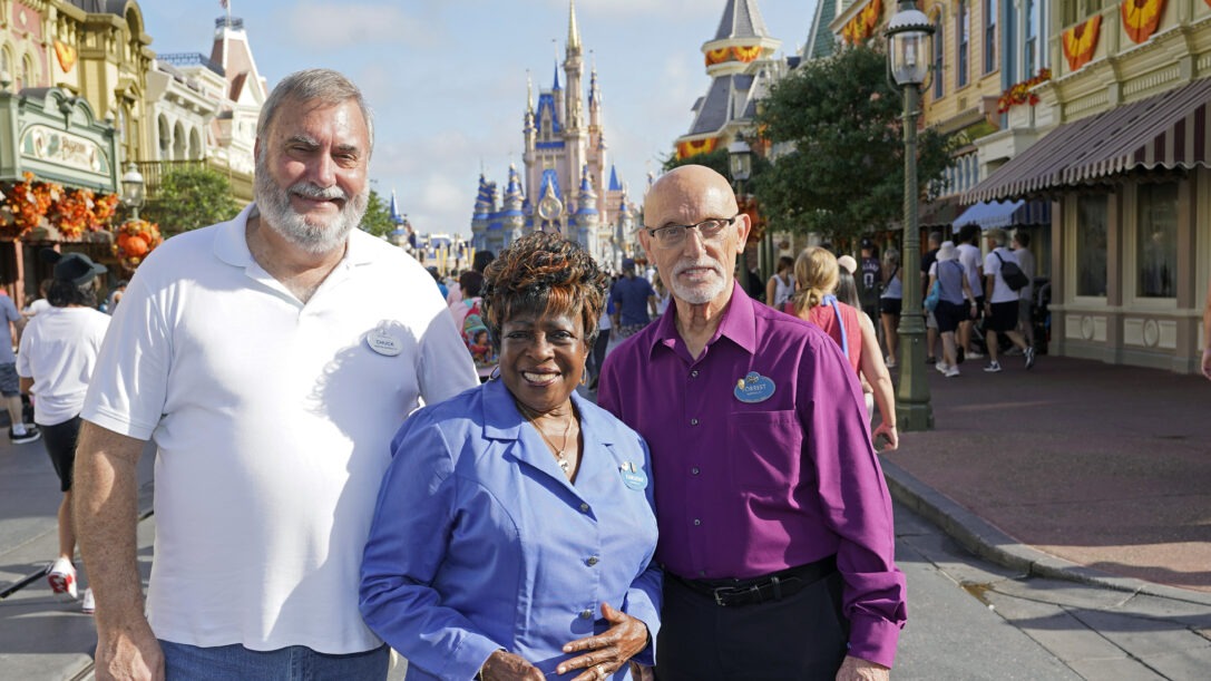 Disney-employees-using-personalized-name-tags